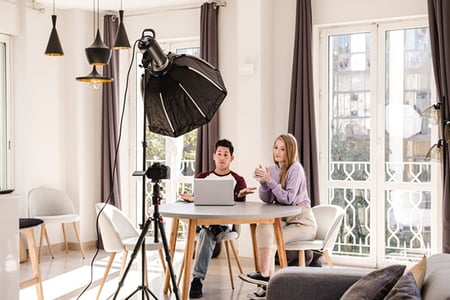 Personen erstellen professionelles YouTube-Video mit Kamera