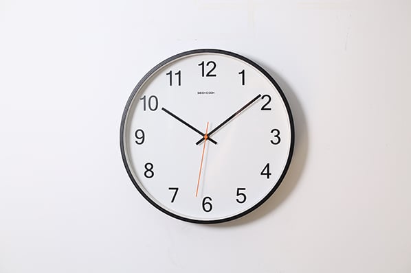 Uhr an Wand symbolisierend für Zeitmanagement im Vertrieb
