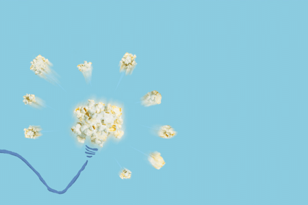 Popcorn vor blauem Hintergrund