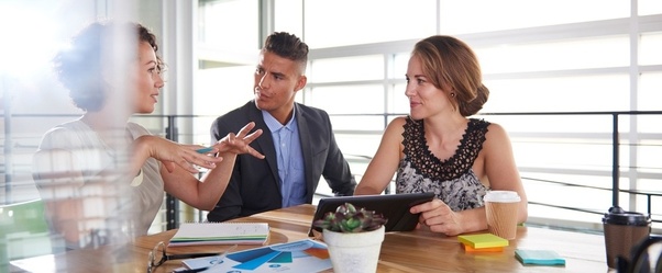 Team diskutiert und erstellt Verkaufspräsentation zusammen