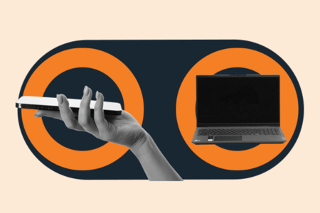 Hand, die ein Handy haelt und ein Laptop als Symbole fuer Nutzererfahrung