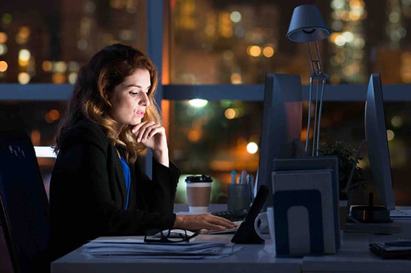 Frau vor Computer recherchiert über Probleme von Agenturen