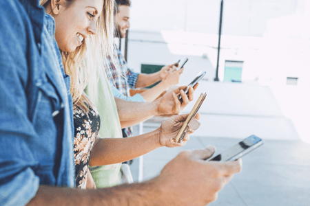 Personen sehen sich Instagram Ads auf Smartphone an
