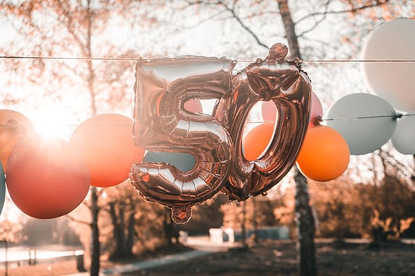 Luftballon mit 50 steht symbolisierend für 50 faszinierende Instagram-Statistiken