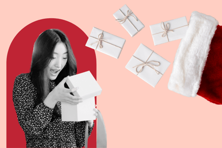 Person freut sich ueber ein Geschenk als Kundenbindung an Weihnachten