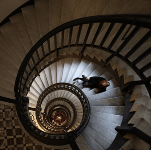 Geländer-einer-Wendeltreppe-als-führende-Linie.png HubSpot-Geländer-einer-Wendeltreppe-als-führende-Linie