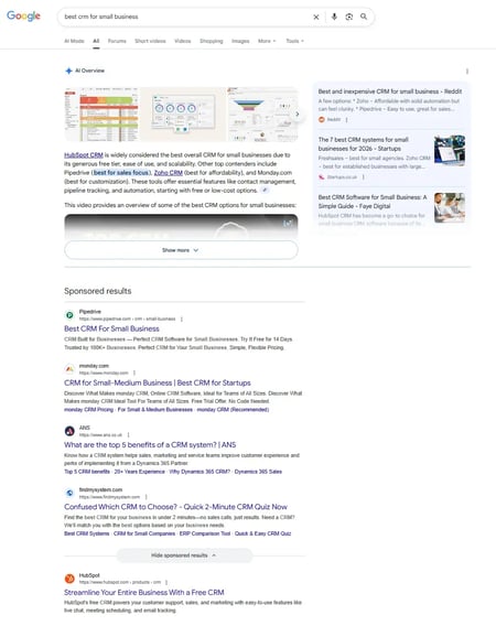 Screenshot von Google zeigt, warum eine AEO-Strategie für B2B entscheidend ist. Bei Suchanfragen erscheinen Anbieterinnen und Anbieter in AI Overviews oberhalb von Anzeigen und organischen Ergebnissen.