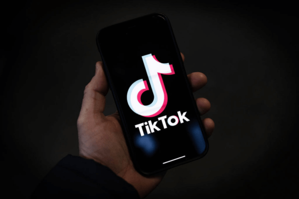 Mann meldet sich bei TikTok am Smartphone an, um TikTok Creative Center zu nutzen