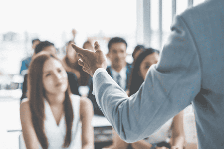 verkaufstraining vor einer gruppe