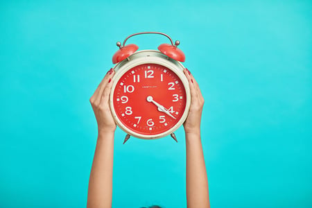 Marketer hält Uhr hoch: Wann ist die beste Zeit, auf Social Media zu posten?
