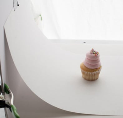 HubSpot: Weiße Hohlkehle hinter Cupcake Produktfoto