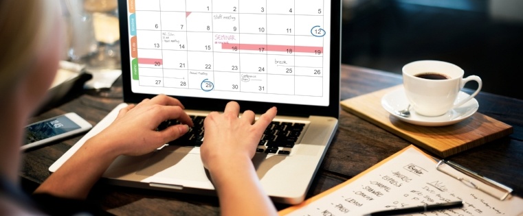 Kalendereinladungen direkt in E-Mails einbetten (Google Kalender, iCal & Outlook)