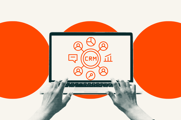 Person sucht nach beste CRM für Telekommunikationsunternehmen 