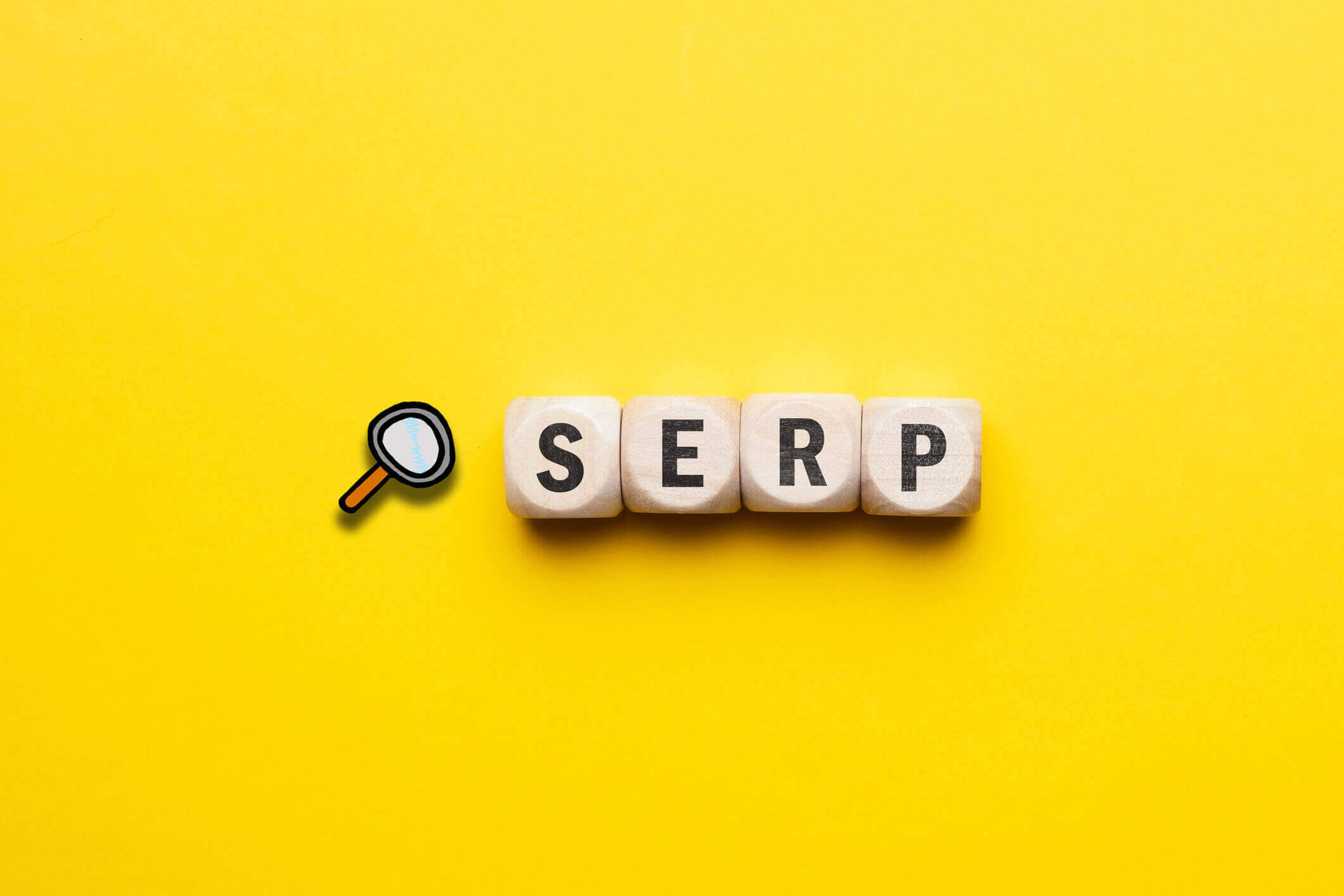 SERP-Schriftzug-mit-Lupe-vor-farbigem-Hintergrund