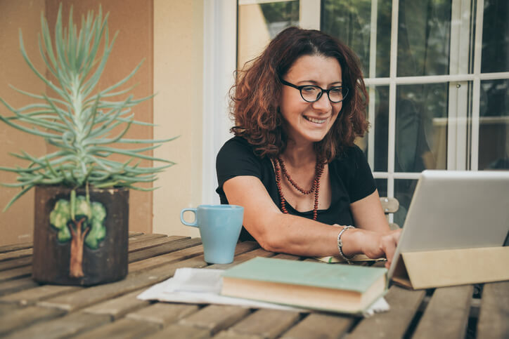 Frau-mit-Brille-arbeitet-an-Blog-mit-ihrem-Laptop
