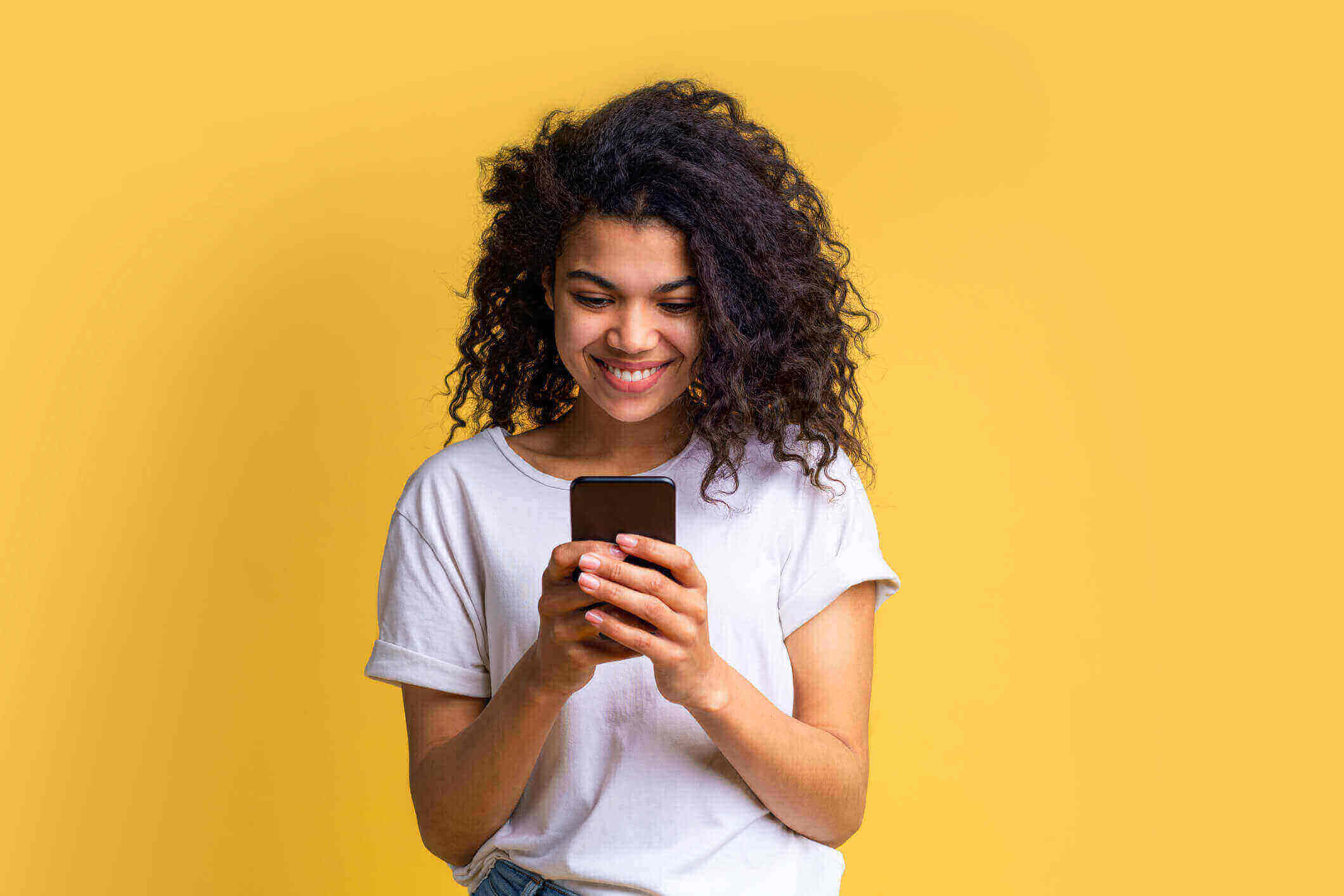 Frau-vor-farbigem-Hintergrund-sieht-personalisierte-Werbung-auf-Smartphone