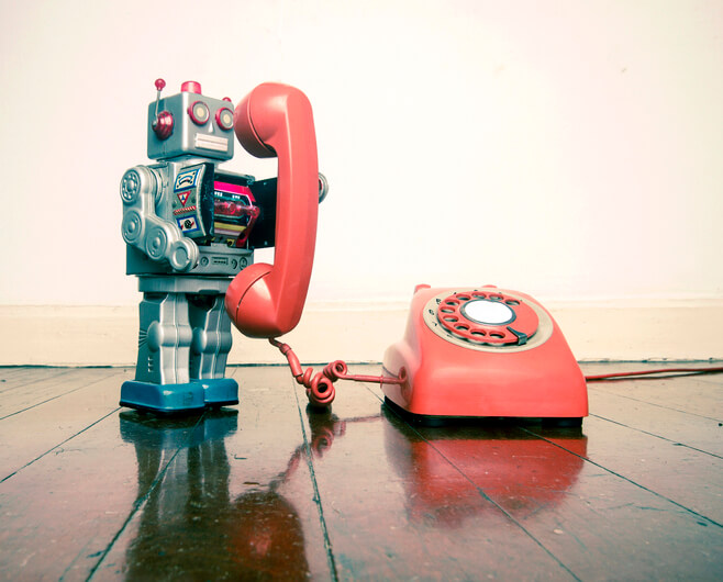 Roboter hält Telefonhörer fest