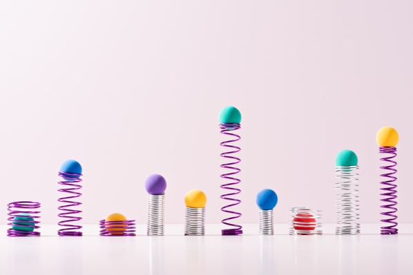 Bunte Baelle auf Metallfedern als Symbol fuer die Bounce Rate