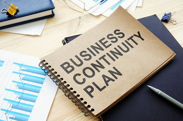 Fertiger Business Continuity Plan liegt auf Schreibtisch