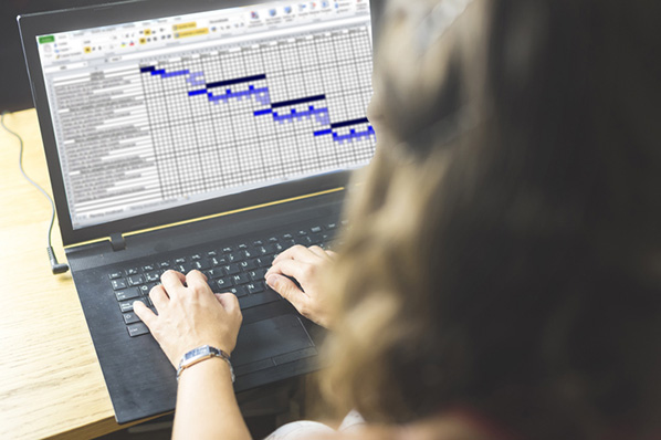 Frau verwendet Excel Tastenkombinationen auf Laptop