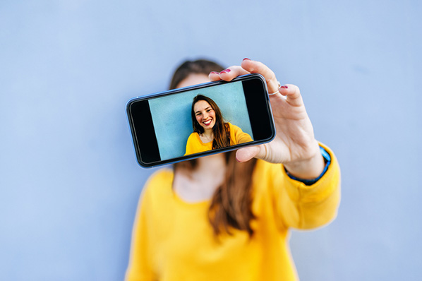 Person macht ein Selfie mit einem Instagram Filter