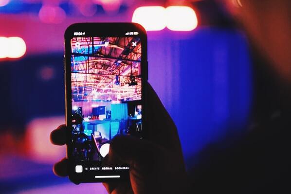 Person erstellt Instagram Story mit Smartphone