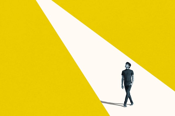 Mann steht im Snapchat Spotlight auf gelbem Hintergrund