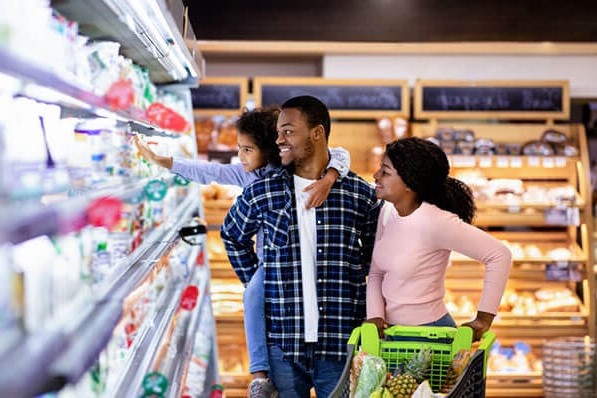 Familie in Supermarkt reagiert auf somatische Marker beim Einkauf