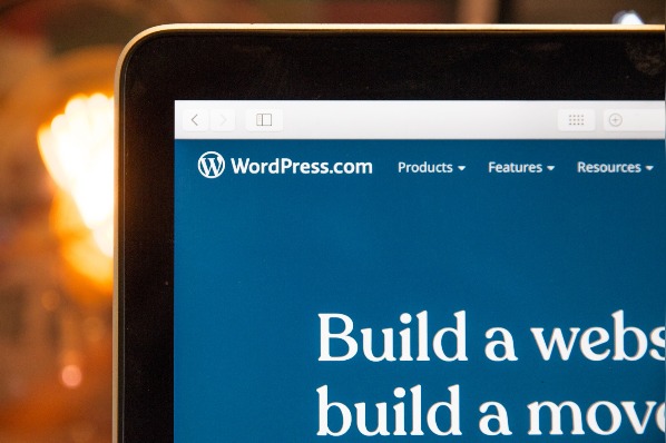 Laptop mit der WordPress-Website, zu welcher der WordPress Kontaktformular hinzugefuegt werden kann 
