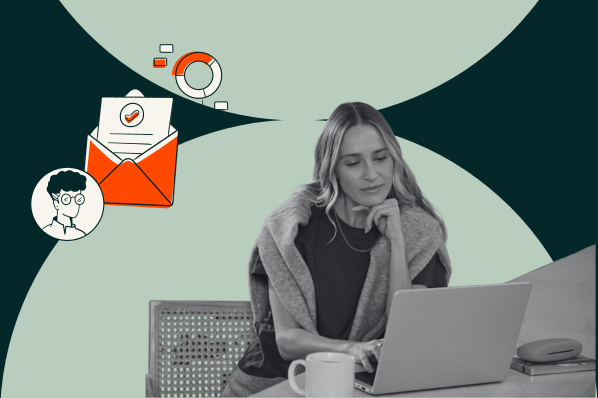 Person sitzt am Laptop und liest sich E-Mail-Marketing-Tipps durch