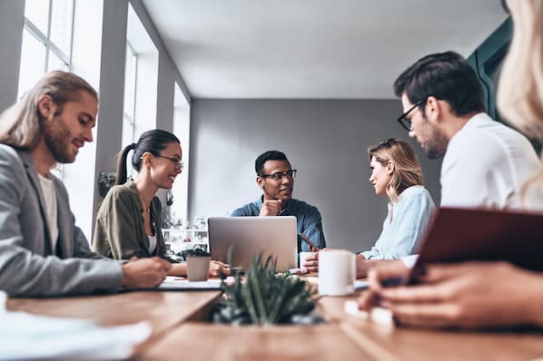 B2B-RevOps-Team eines Unternehmens sprechen über eine Revenue-Operations-Strategie für vorhersehbaren Umsatz und entsprechendes Wachstum