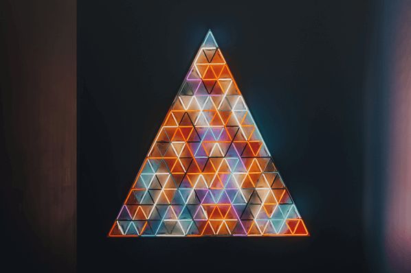 Farbiges magisches Dreieck auf dunklem Hintergrund