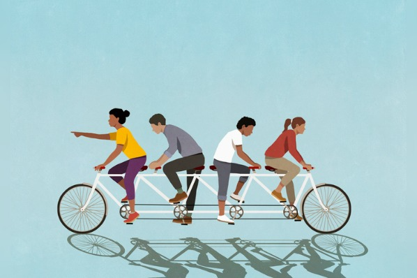 Ein Team faehrt in verschiedene Richtungen auf einem Fahrrad als Symbol fuer Konfliktarten